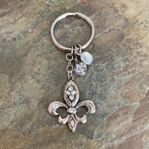 NWOT Rustic Fleur De Lis Crystal 3 Charm Keychain